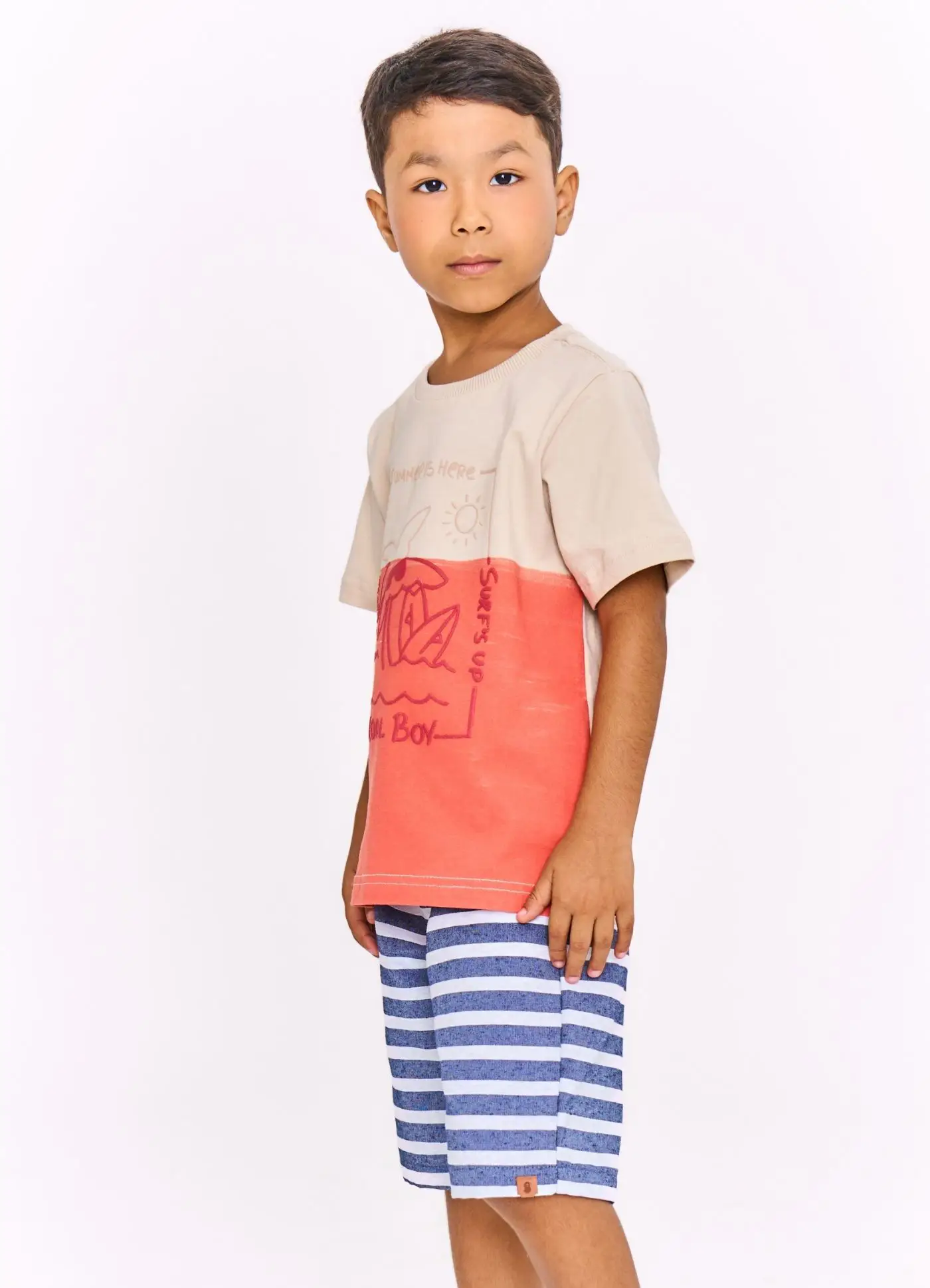 CONJ. CAMISETA E BERMUDA SUMMER  COR CAMISETA: AREIA E LARANJA COR DA BERMUDA: MARINHO E BRANCO